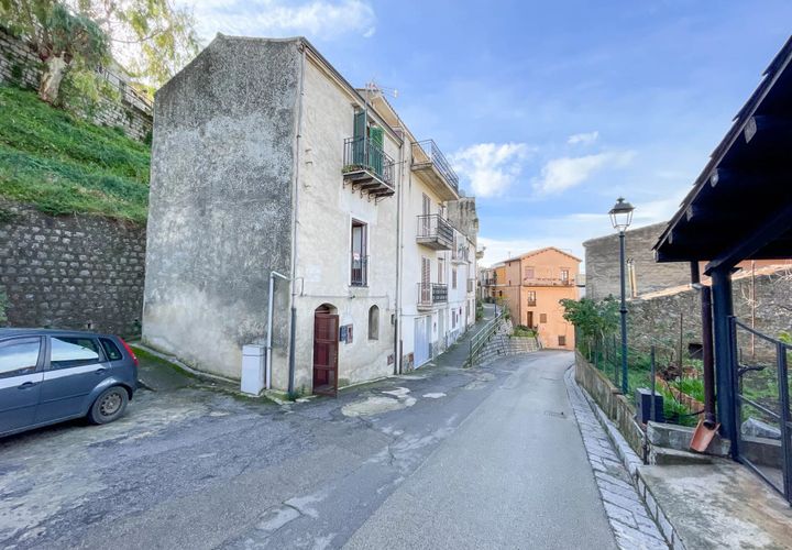 Country house for sale in Gratteri, Palermo €35,000 Ref Casa Giovanna Gratteri Kyero