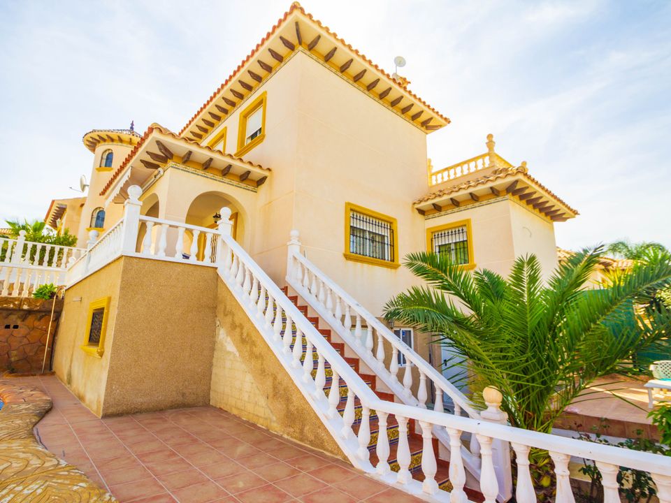 Villa for sale in La Zenia, Alicante province € 347,500 Ref