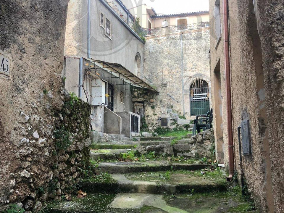 Country house for sale in Colle San Magno, Frosinone € 38,000 Ref