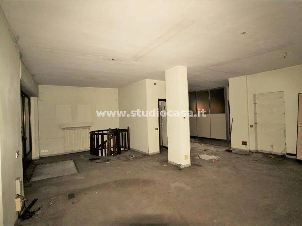 Commercial property for sale in Crema, Cremona € 189,000 Ref