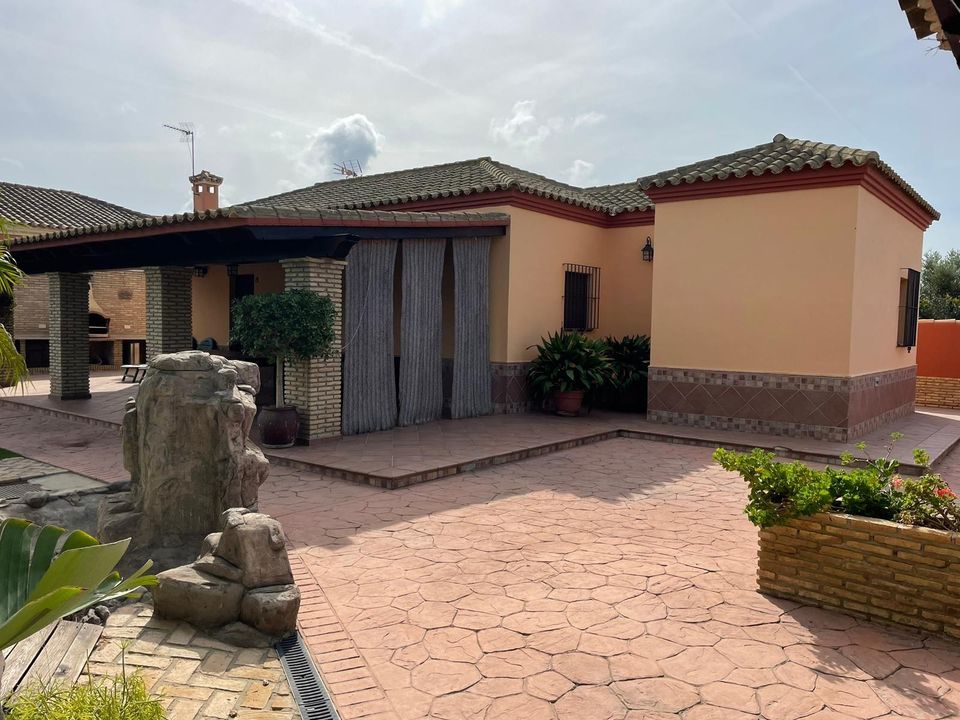 Villa for sale in Chiclana De La Frontera, Cadiz province € 299,999