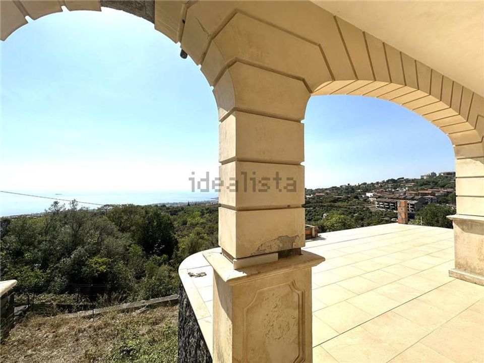 Villa for sale in Catania, Catania € 1,200,000 Ref 16221127