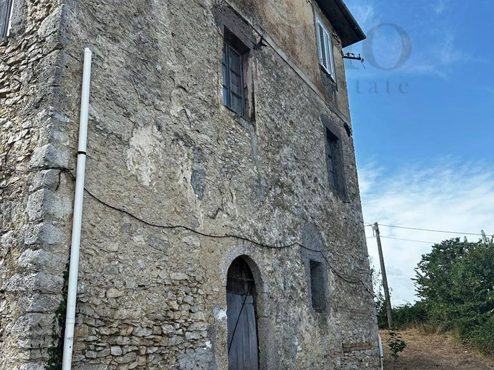 Country house for sale in Fontana Liri, Frosinone € 40,000 Ref
