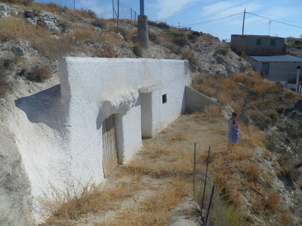 Cave house for sale in Cuevas Del Campo, Granada province € 39,900