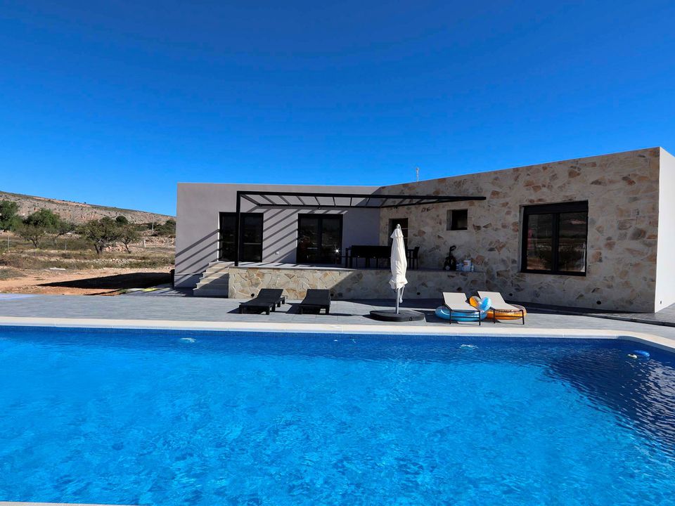 Villa for sale in Hondon De Las Nieves, Alicante province € 280,924
