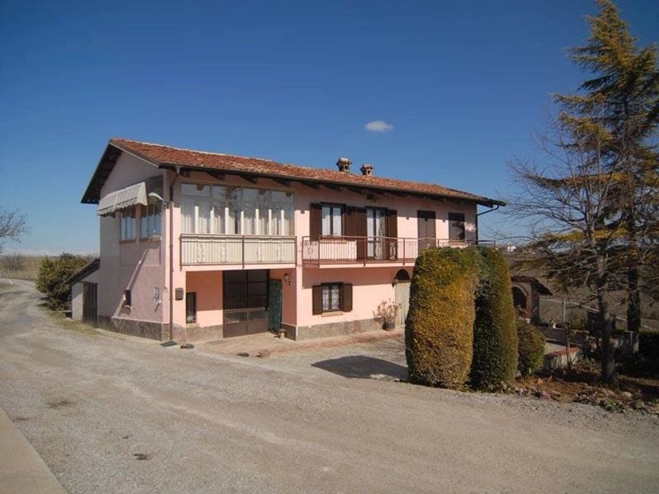 2 bedroom Properties for sale in Farigliano, Cuneo Kyero