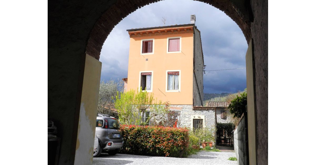 Country house for sale in Lucca, Lucca province € 65,000 Ref