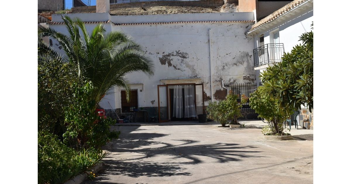 Cave house for sale in Cuevas Del Campo, Granada province € 95,000