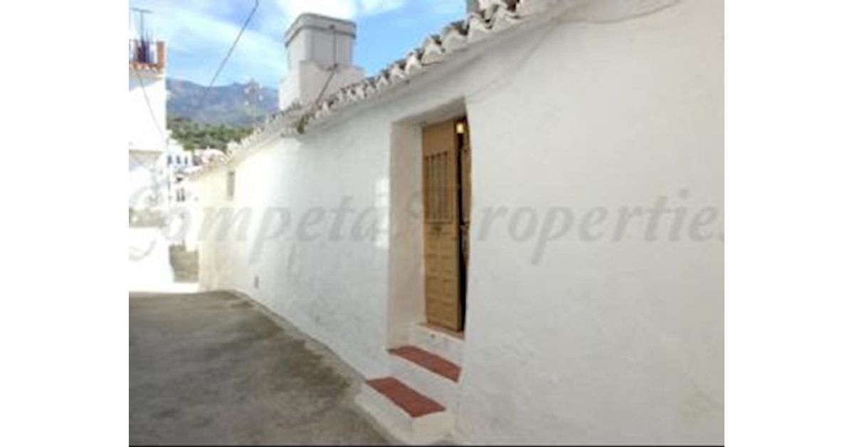 Town house for sale in Sedella, Malaga province € 41,000 Ref